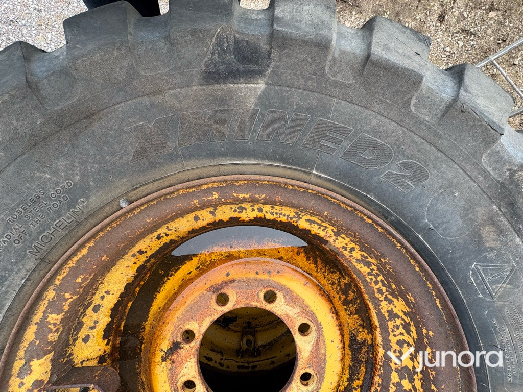 Entreprenaddäck - med fälg Michelin 475/65 R25