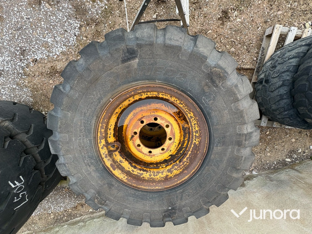Entreprenaddäck - med fälg Michelin 475/65 R25