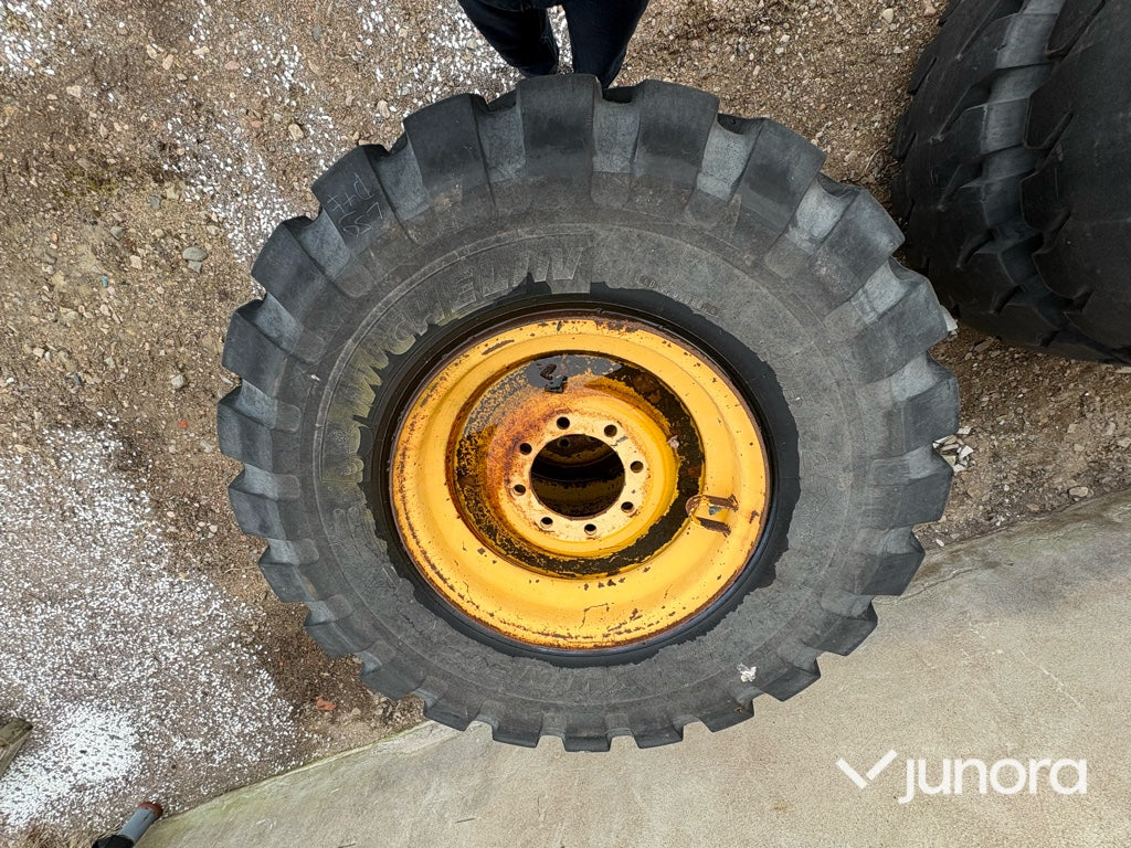 Entreprenaddäck - med fälg Michelin 475/65 R25