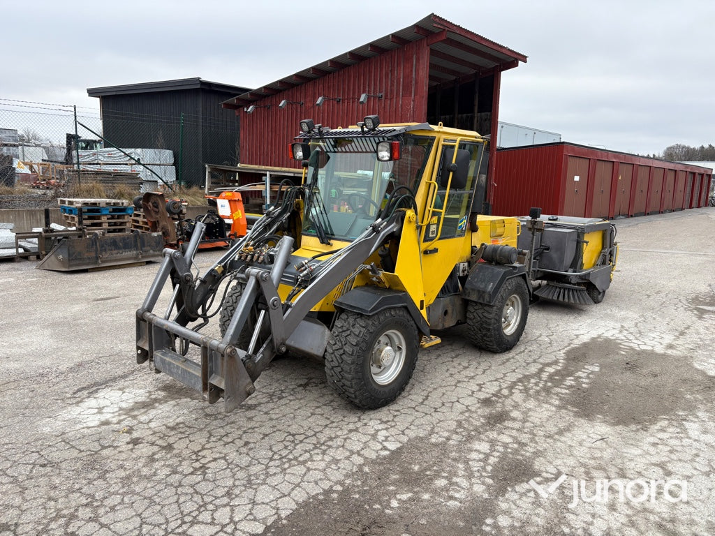 Kompaktlastare med sopmaskin - Wille, 455B