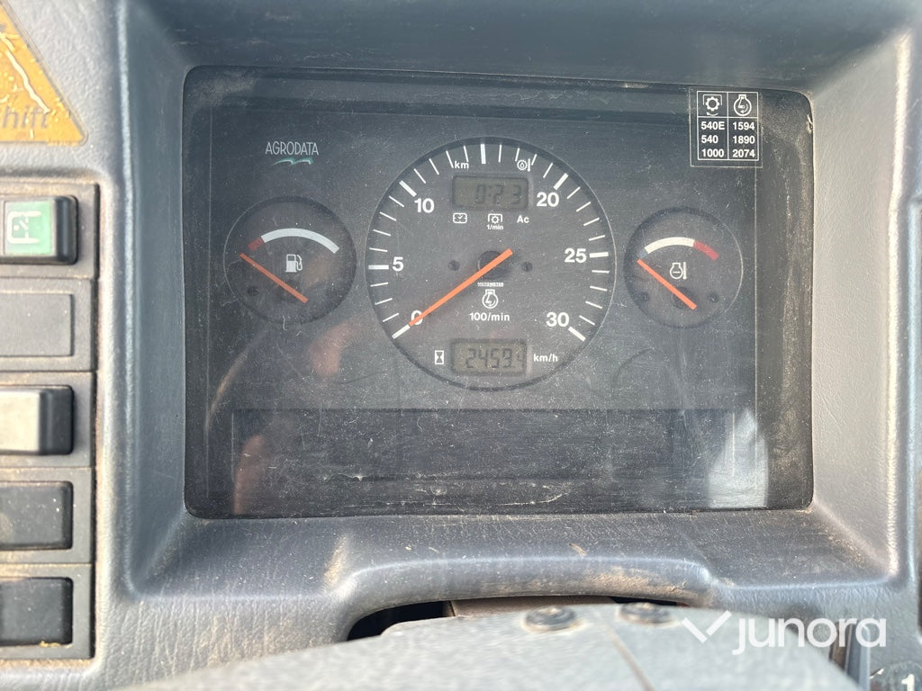 Traktor - Valmet 900-4 med lastare