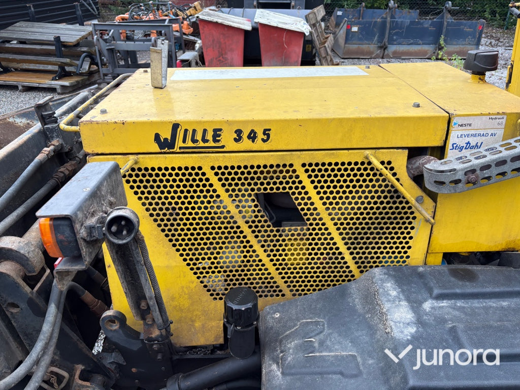 Redskapsbärare Wille 345 med vikplog och sandspridare