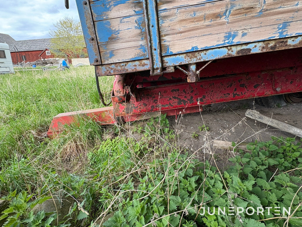 Ombyggd lastbil till lastvagn med tipp