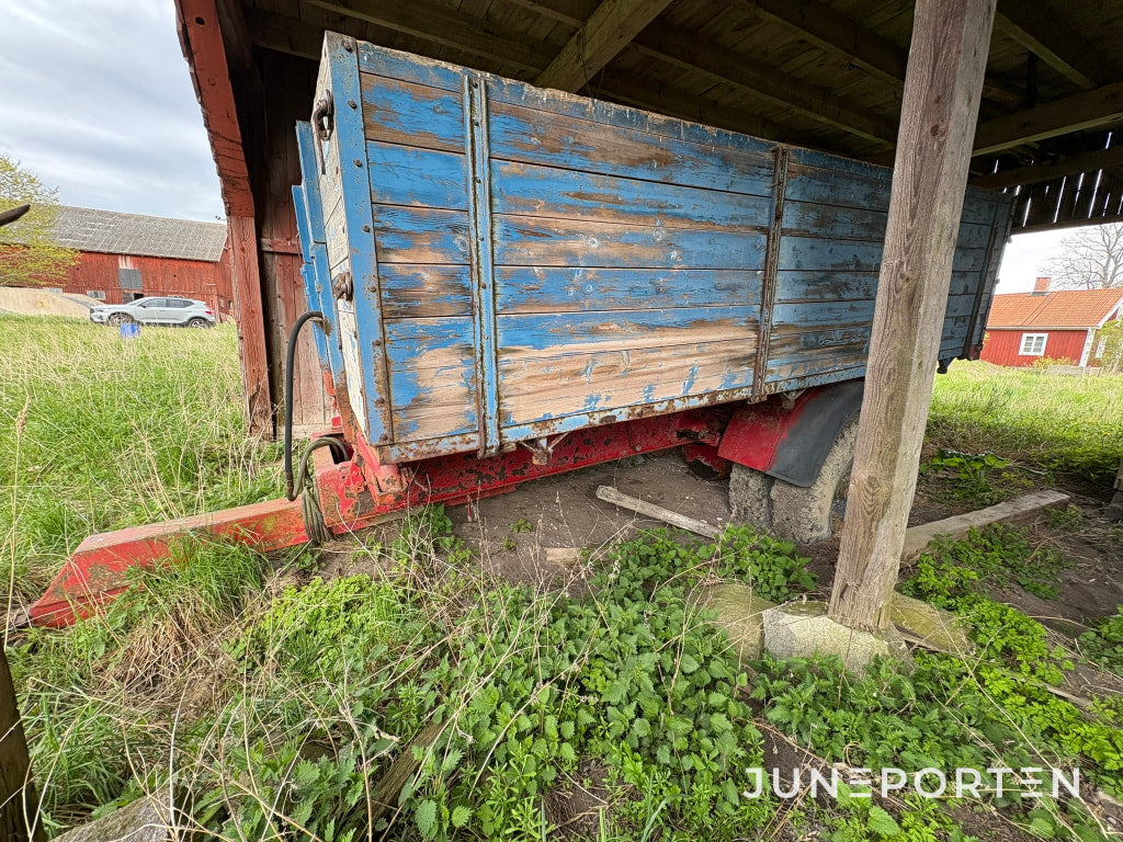 Ombyggd lastbil till lastvagn med tipp