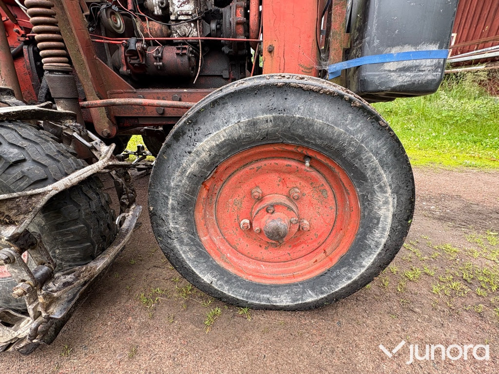 Traktor - Nuffield, Universal 3DL