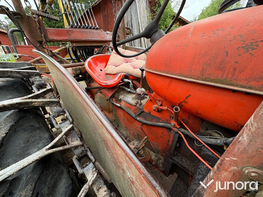 Traktor - Nuffield, Universal 3DL