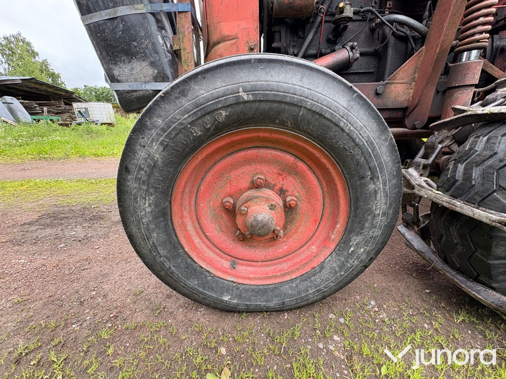 Traktor - Nuffield, Universal 3DL