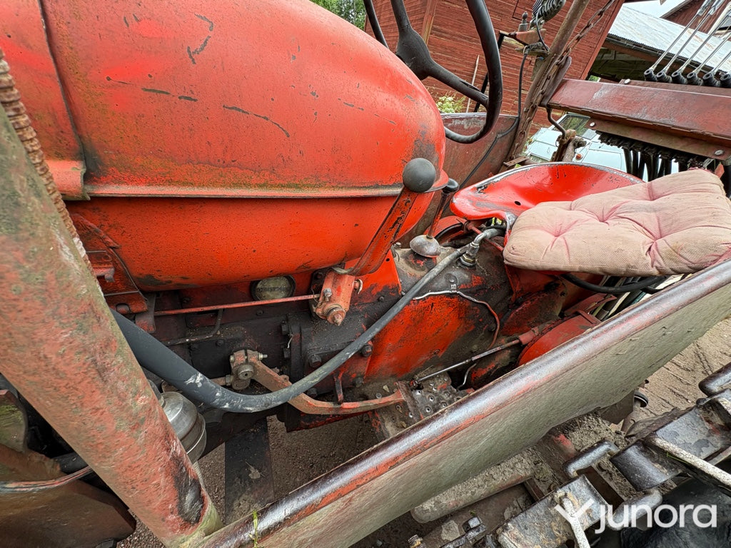 Traktor - Nuffield, Universal 3DL