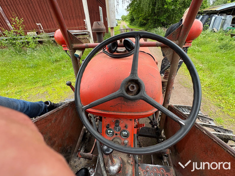 Traktor Nuffield Universal 3DL