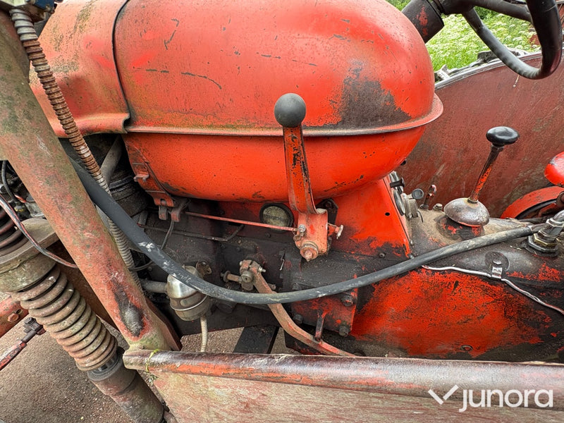 Traktor Nuffield Universal 3DL