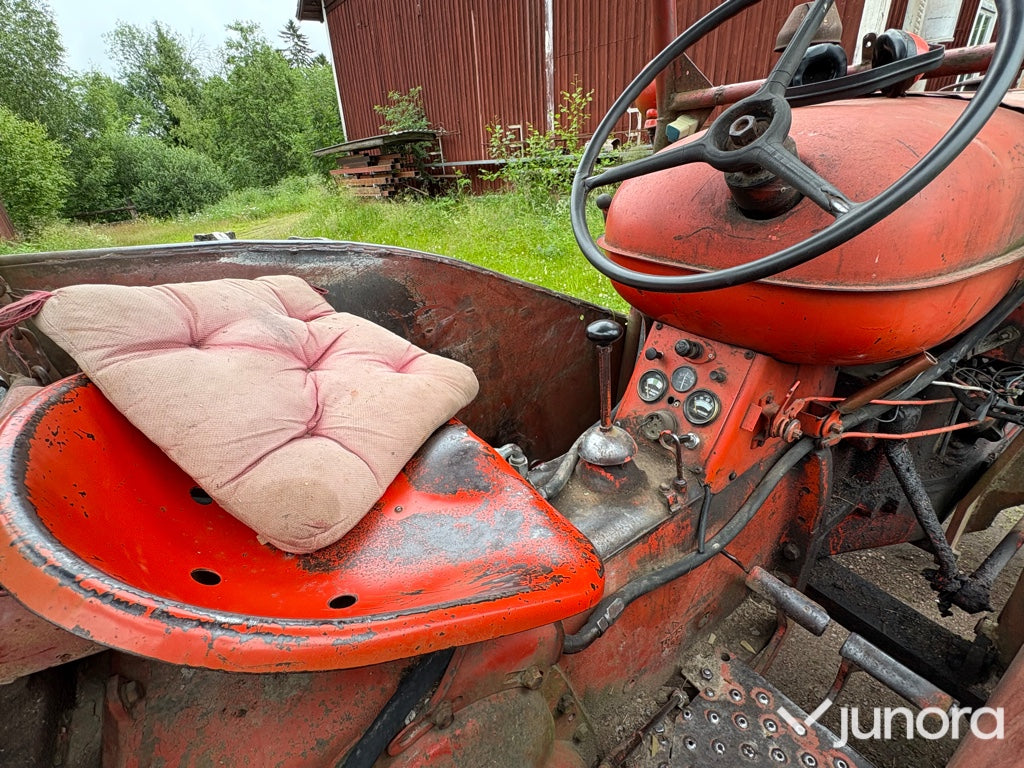 Traktor - Nuffield, Universal 3DL