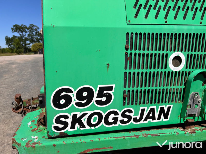 Skördare Skogsjan 695 med buskröjare