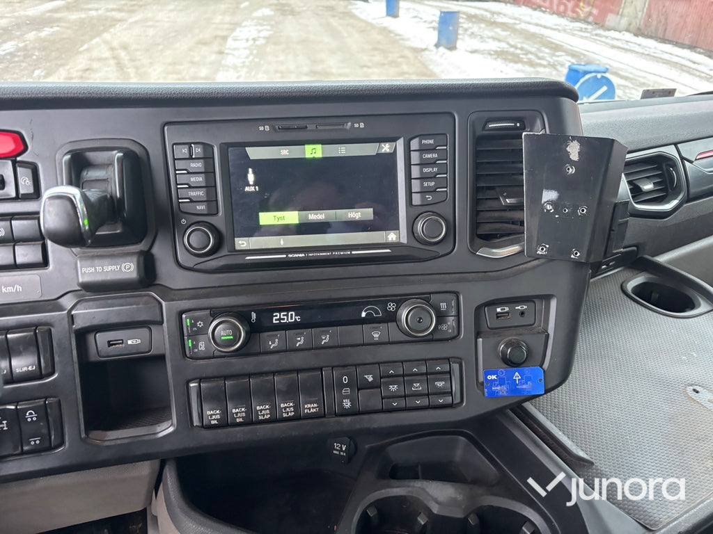 Timmerbil - Scania R650B6X4NB med kran