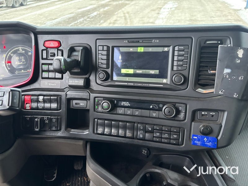 Timmerbil - Scania R650B6X4NB med kran