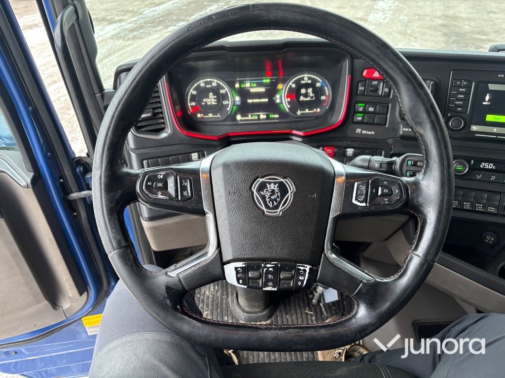 Timmerbil - Scania R650B6X4NB med kran