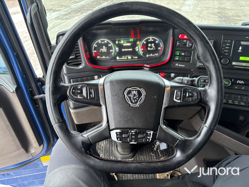 Timmerbil - Scania R650B6X4NB med kran