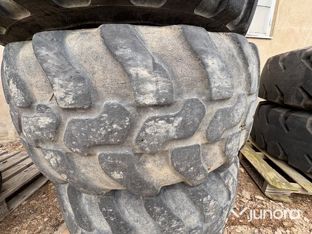 Entreprenaddäck - med fälg Alliance 405/70 R18