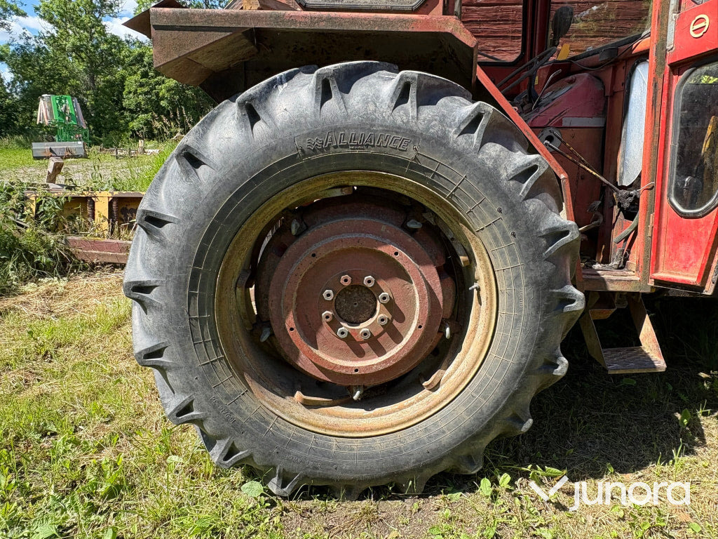 Traktor Massey Ferguson 178 med Frontlastare