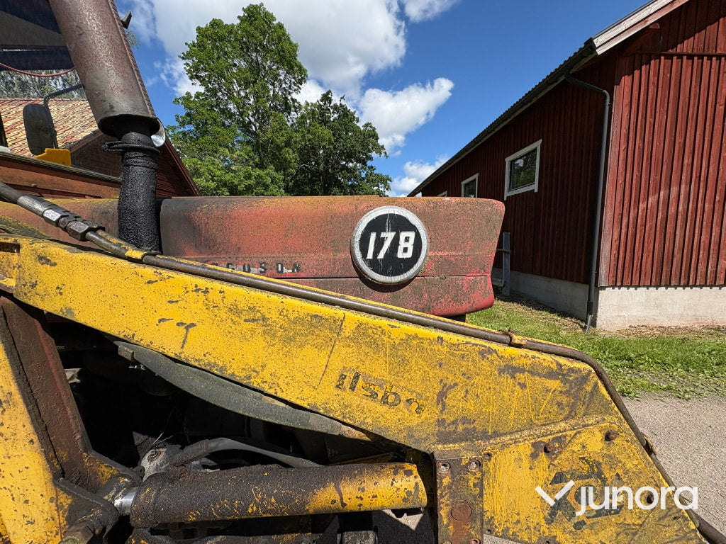 Traktor Massey Ferguson 178 med Frontlastare