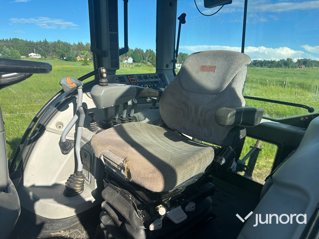 Traktor med lastare - Valtra, N113