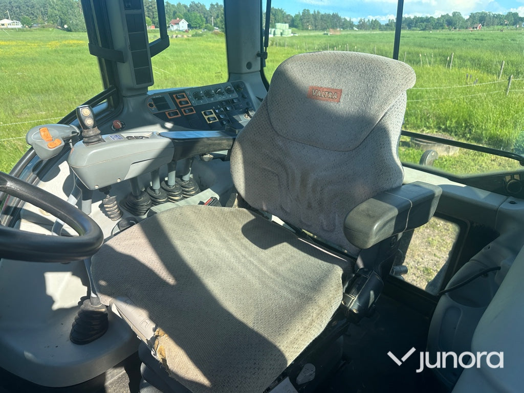 Traktor med lastare - Valtra, N113