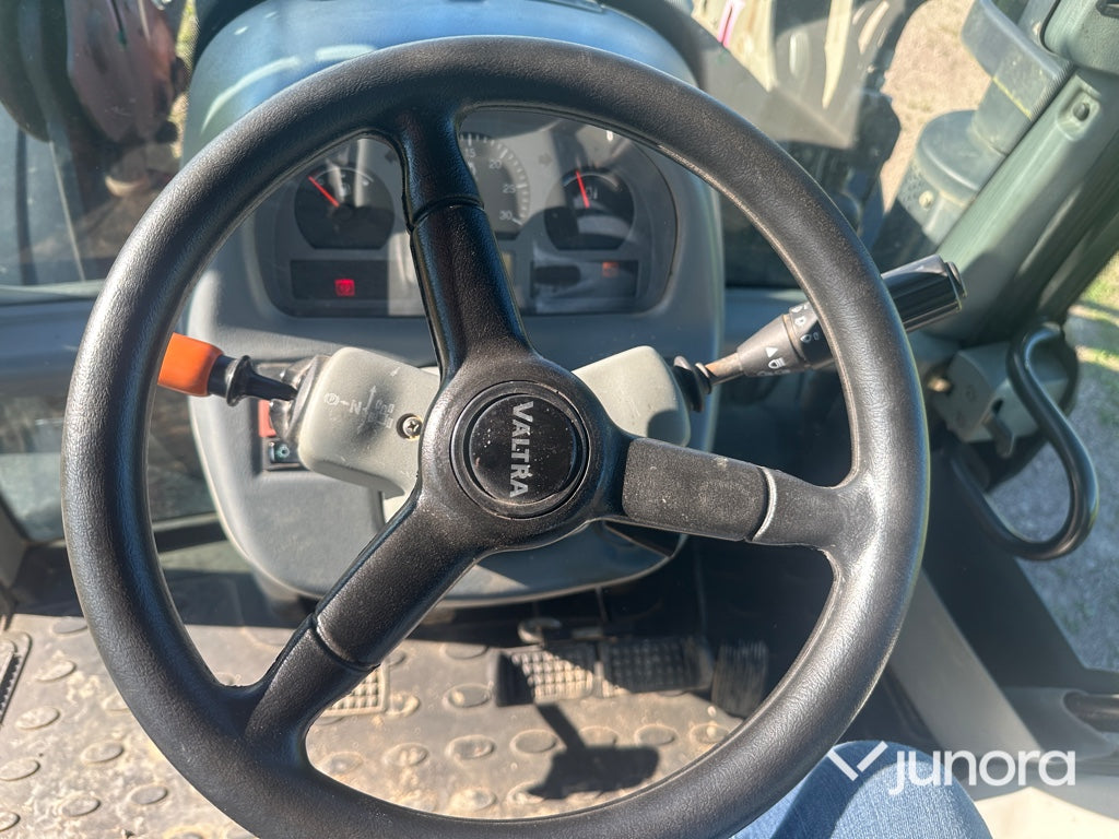Traktor med lastare - Valtra, N113