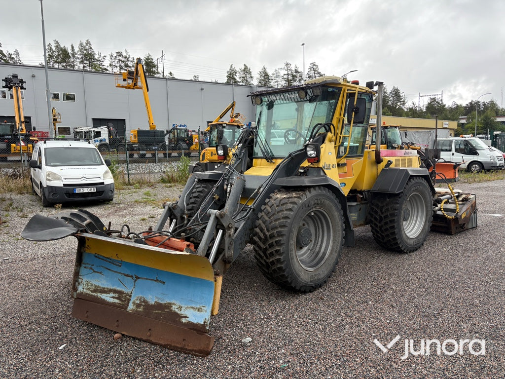 Redskapsbärare Wille 655 med vikplog och sandspridare