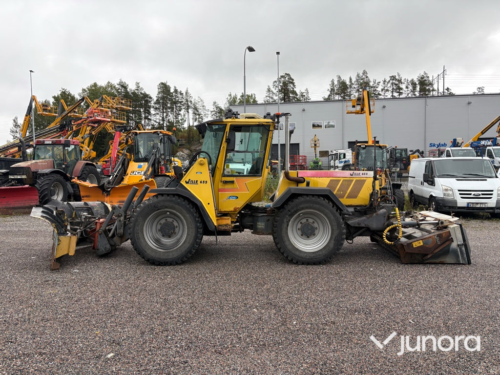 Redskapsbärare Wille 655 med vikplog och sandspridare