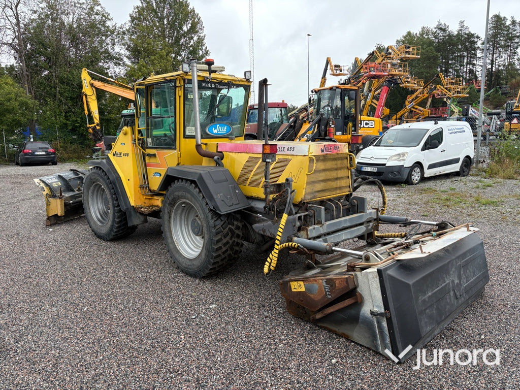 Redskapsbärare Wille 655 med vikplog och sandspridare