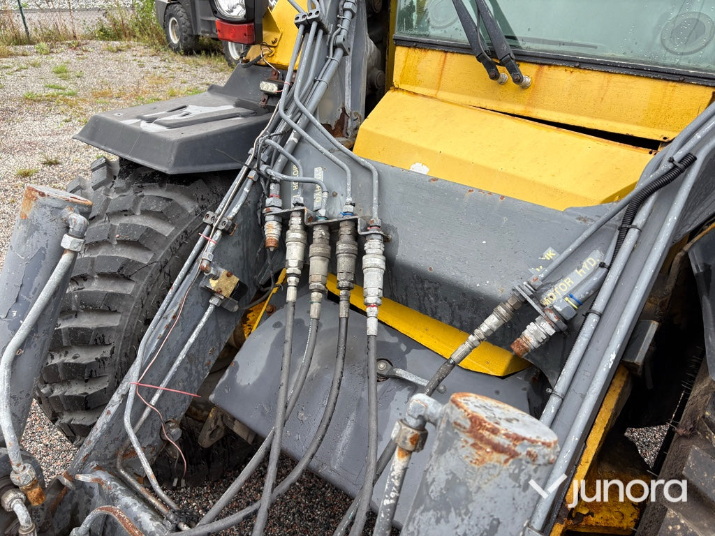 Redskapsbärare Wille 655 med vikplog och sandspridare