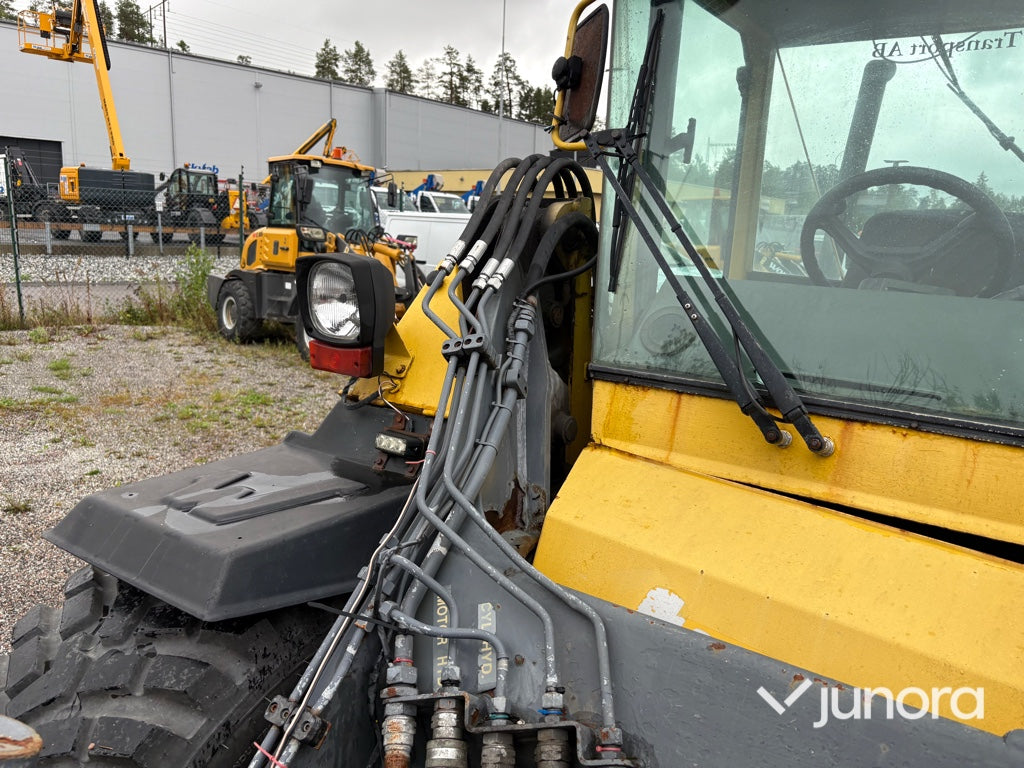 Redskapsbärare Wille 655 med vikplog och sandspridare