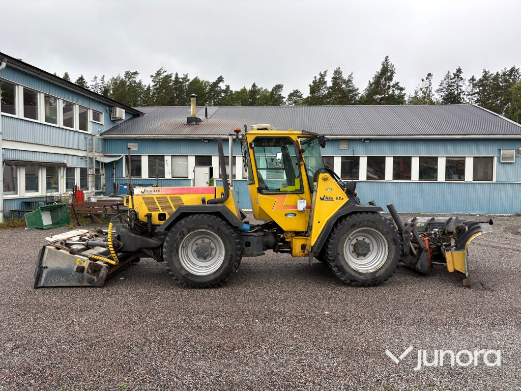 Redskapsbärare Wille 655 med vikplog och sandspridare