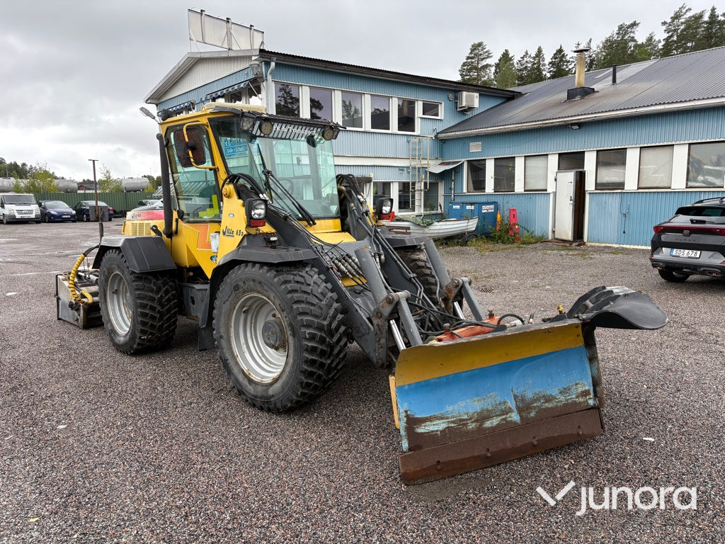 Redskapsbärare Wille 655 med vikplog och sandspridare