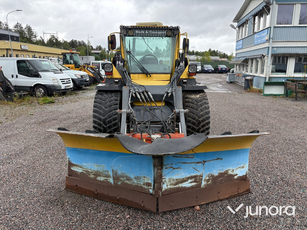 Redskapsbärare Wille 655 med vikplog och sandspridare