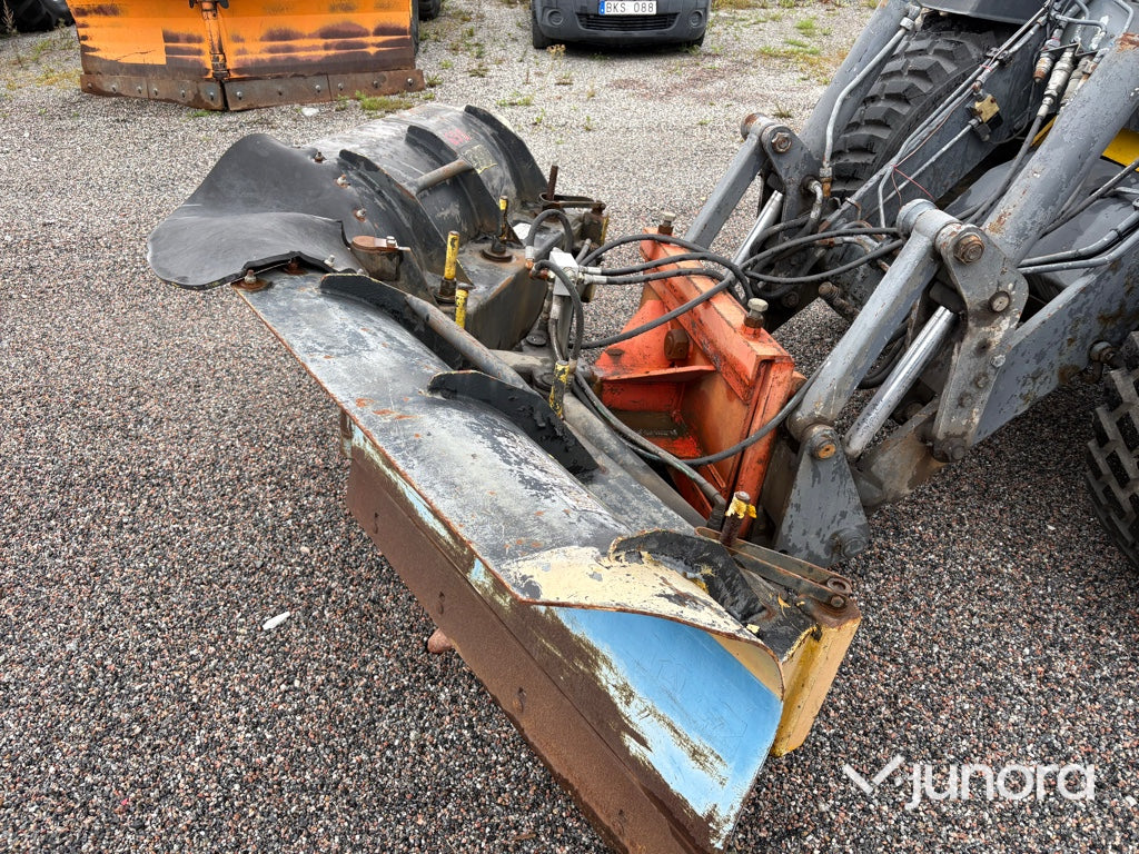 Redskapsbärare Wille 655 med vikplog och sandspridare
