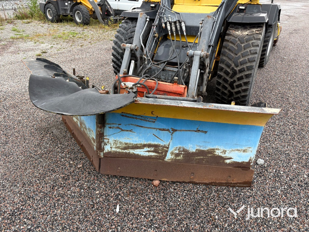Redskapsbärare Wille 655 med vikplog och sandspridare