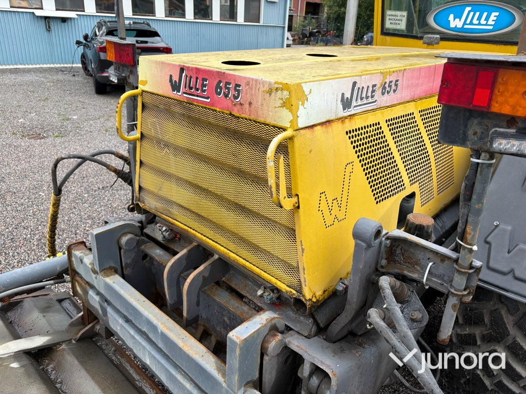 Redskapsbärare Wille 655 med vikplog och sandspridare