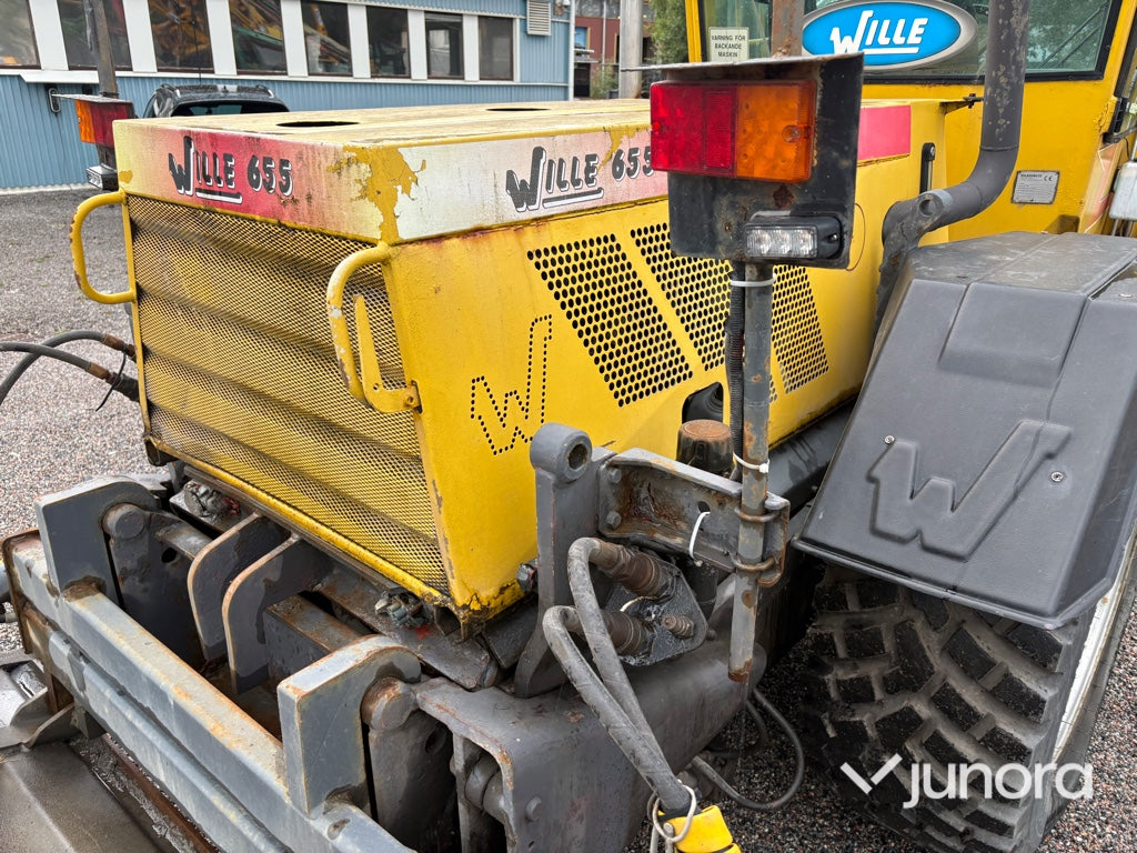 Redskapsbärare Wille 655 med vikplog och sandspridare