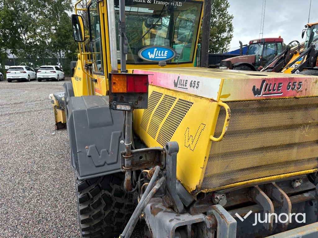 Redskapsbärare Wille 655 med vikplog och sandspridare