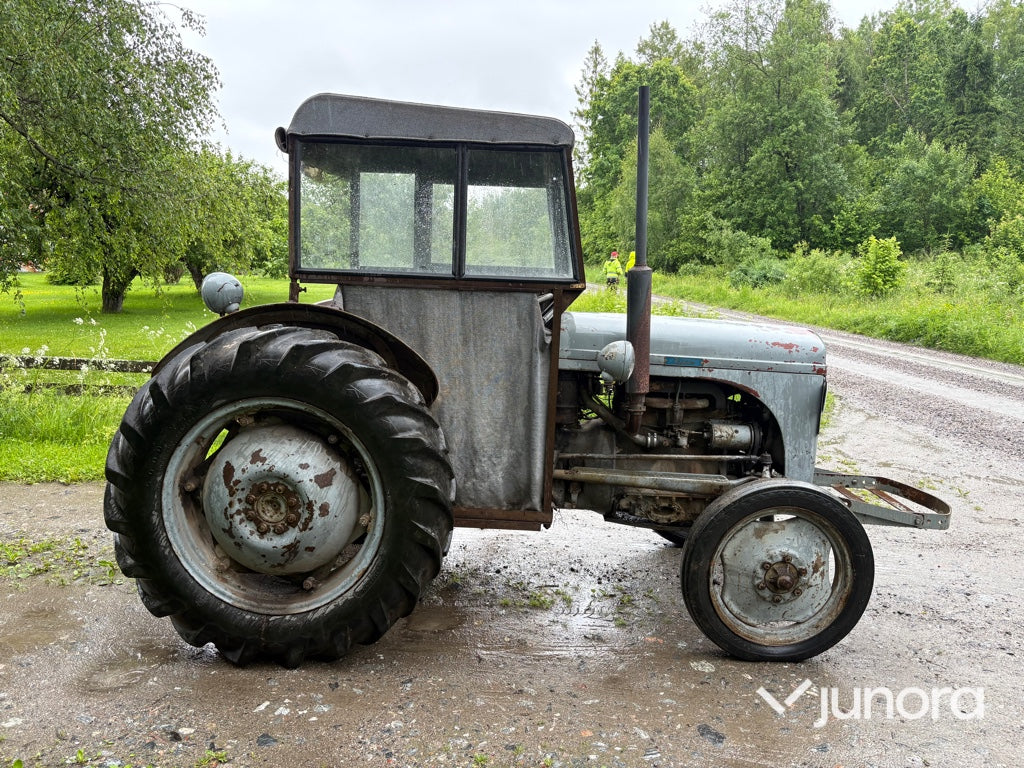 Veterantraktor - Massey Ferguson, TEA 20B, Grålle