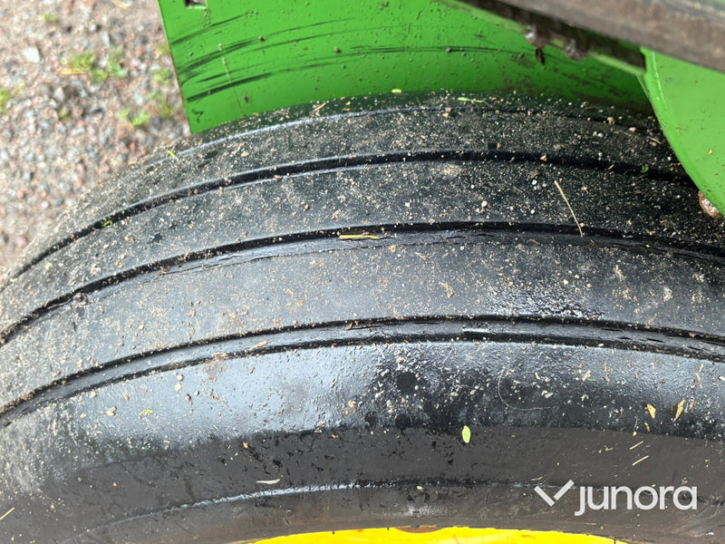 Hårdpress - John Deere 359, småbalar