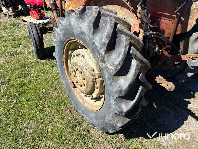 Traktor - Massey Ferguson, 65, Med lastare