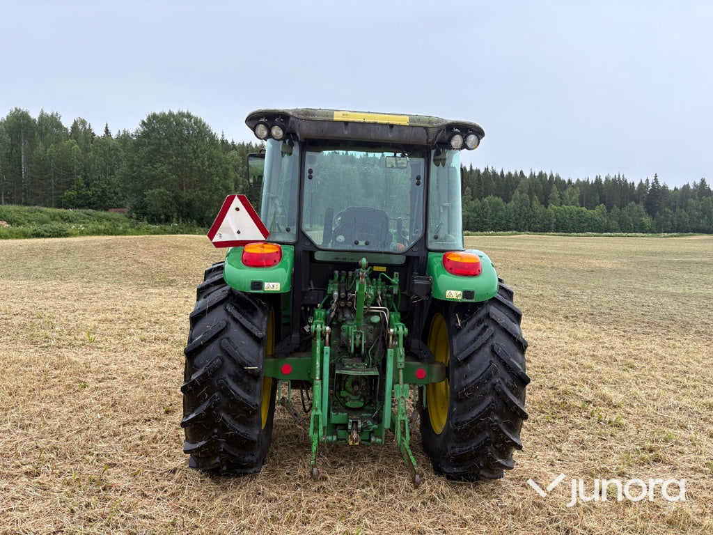 Traktor - JOHN DEERE 5820