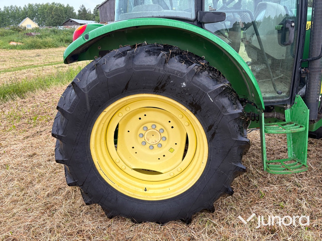 Traktor - JOHN DEERE 5820