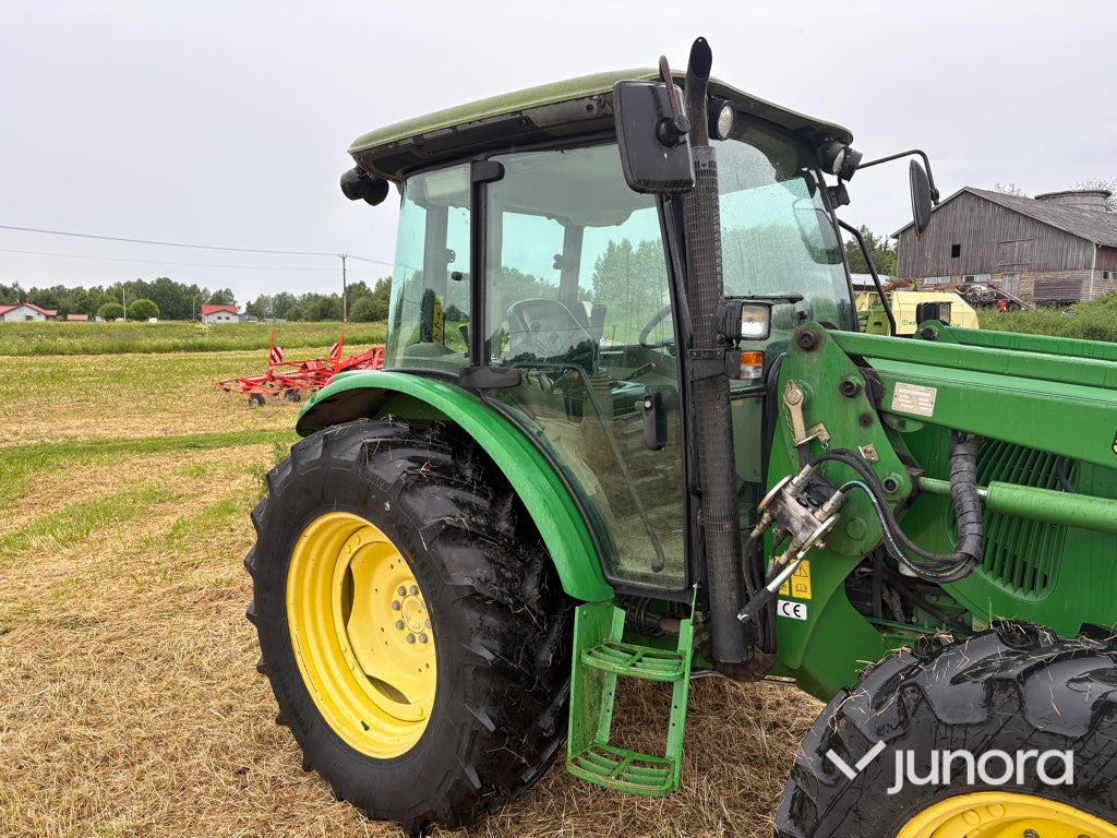 Traktor - JOHN DEERE 5820