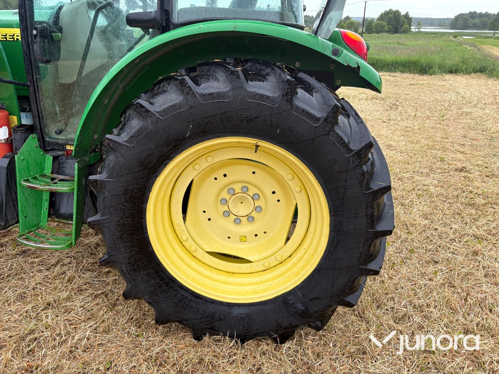 Traktor - JOHN DEERE 5820