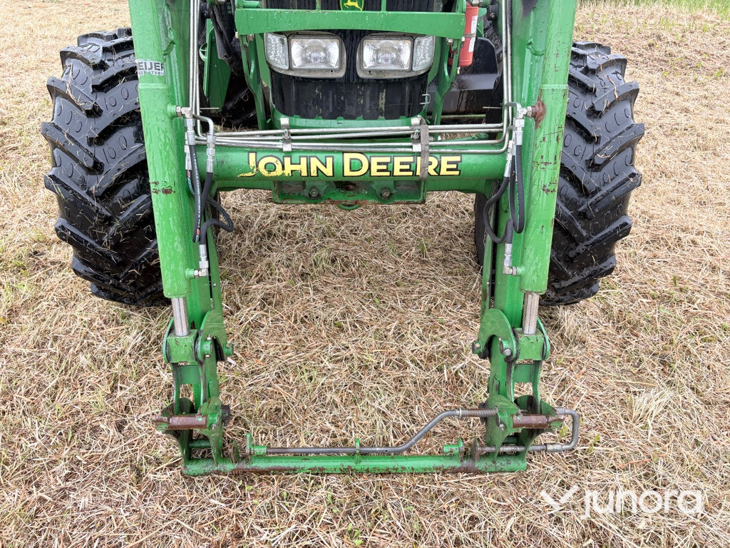 Traktor - JOHN DEERE 5820