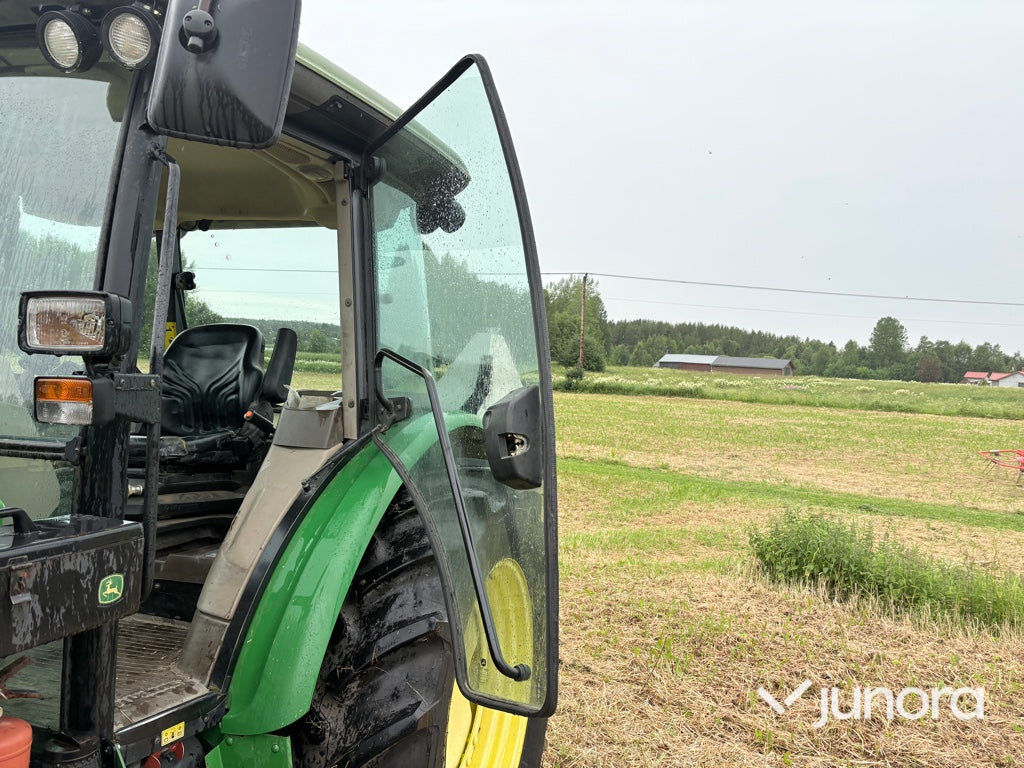 Traktor - JOHN DEERE 5820