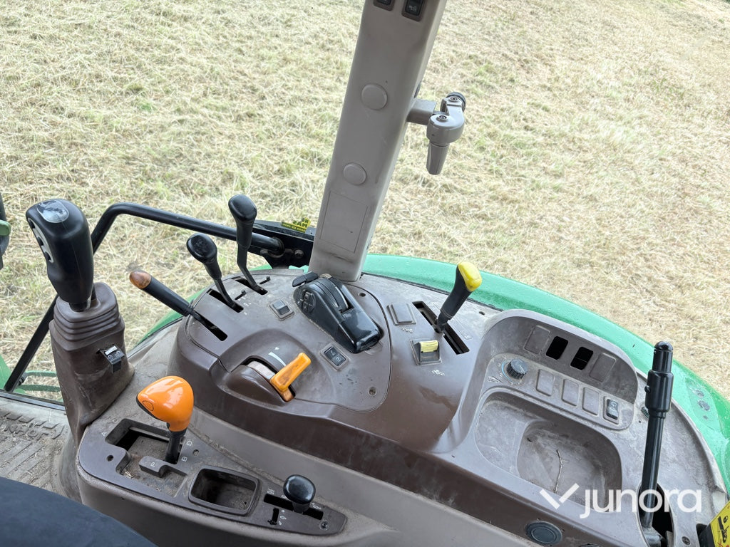 Traktor - JOHN DEERE 5820