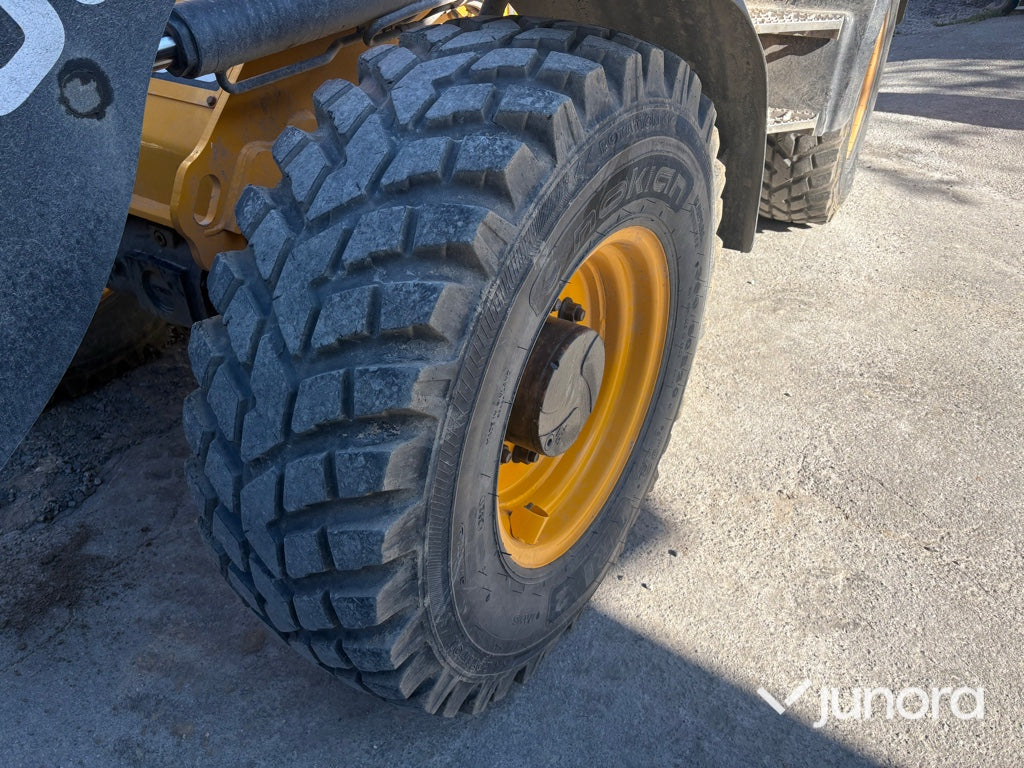 Hjullastare - JCB, 409, Nordic Edition Stage V, Med redskap
